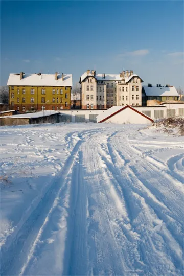 Widok na kamienice przy ul. Kolejowej
