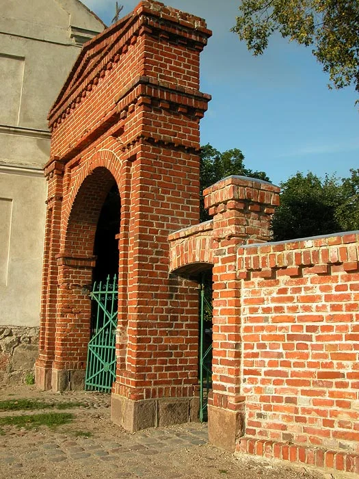 Brama cmentarna